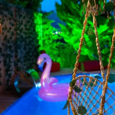 Zeus Oezel Isitmali Havuzlu * Bodrum